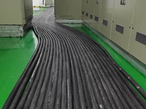 浈江如何根据理论计算公式计算温度对特定电压测量结果的影响？