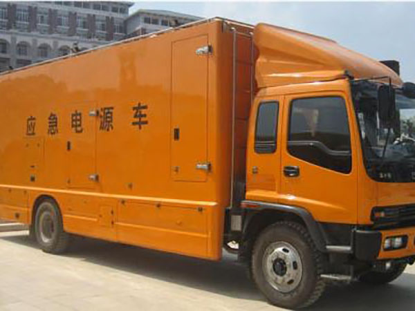 浈江冬季柴油发电机启动前，如何检查燃油系统中的积水？